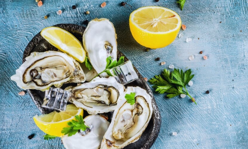 Fresh,Oysters,On,Ice,Close-up.,Open,French,Oysters,On,A